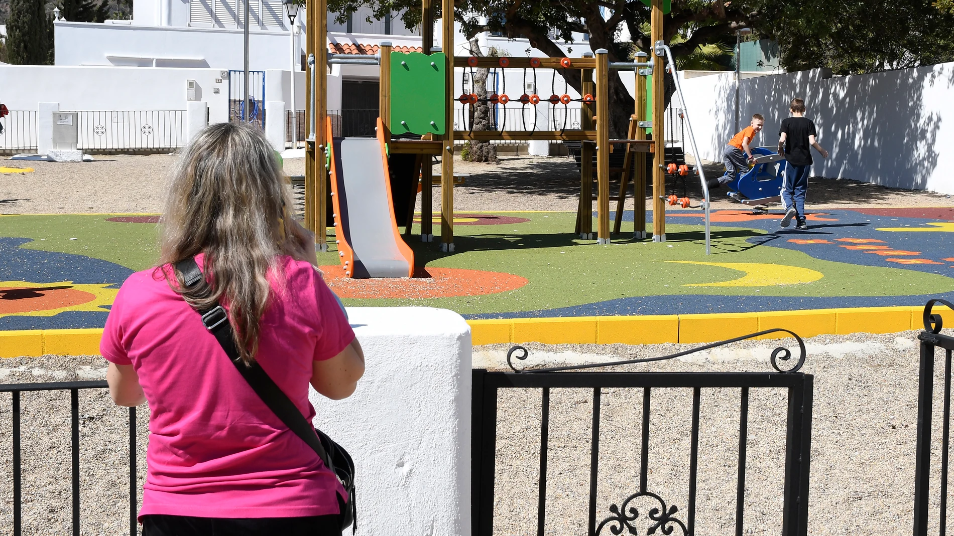 La refugiada ucranianos Svitlana (i) observa como juega su hijo kirilj y jsu amigo Denis (d) en un parque de Mojácar ( Almería)