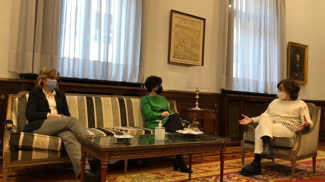 La presidenta de la Diputación de Palencia, Ángeles Armisén; junto a la vicepresidenta segunda y diputada de Hacienda y Asuntos Generales, Mª José de la Fuente; han mantenido un encuentro de trabajo con la directora territorial de Unicaja, Marga Serna