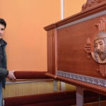 El responsable de tandas de la hermandad, Carlos Martín Lobera, muestra las andas de aluminio, las ventanas en el trono, o los recoge velas, que se están quitando para aligerar el peso ante la falta de cargadores