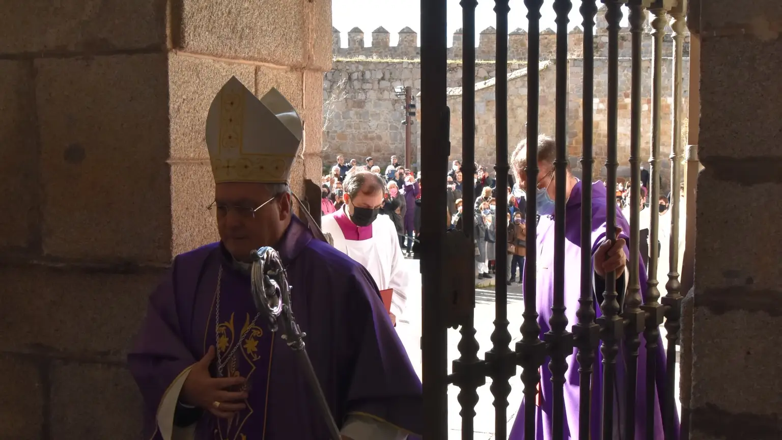 El obispo de Ávila, José María Gil Tamayo, abre la Puerta Santa de la iglesia del Convento de Santa Teresa, templo jubilar en este año, y casa natal de Santa Teresa de Jesús. Comienza así de forma oficial en Ávila un Año Jubilar de 19 meses de duración (hasta octubre de 2023) con motivo del IV Centenario de la Canonización de Santa Teresa de Jesús