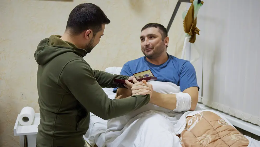 Zelenski entrega una condecoración a uno de los soldados heridos