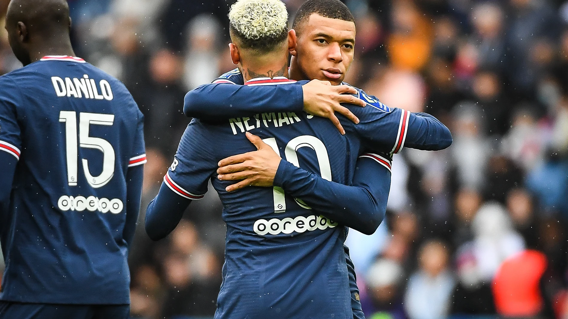 Kylian Mbappé abraza a Neymar.