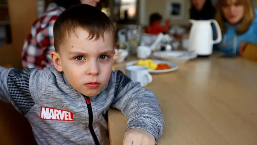 Un niño refugiado ucraniano, Timur, de 4 años, que huyó de la localidad de Zaporiyia, es atendido en el Centro Internacional de Encuentros Juveniles, a unos dos kilómetros del que fuera campo de exterminio alemán nazi de Auschwitz-Birkenau