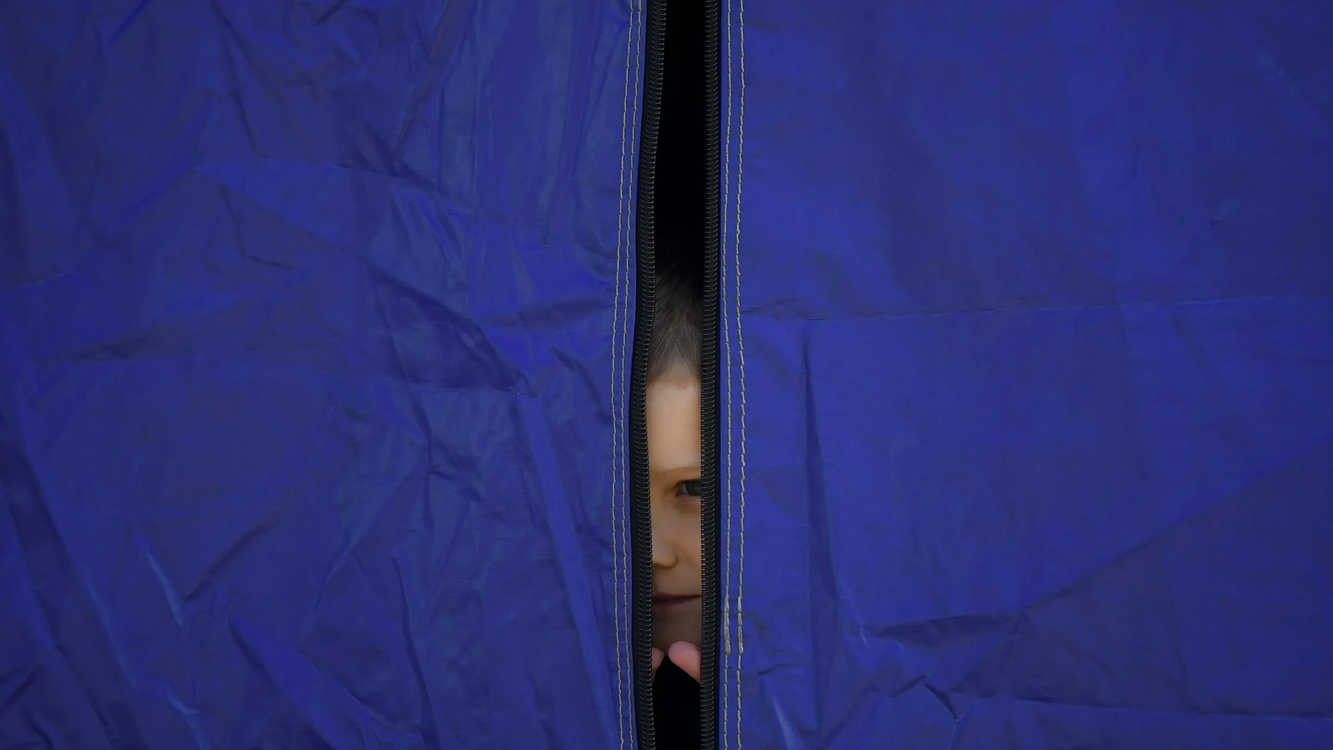 Un menor ucraniano en un campo de refugiados en Rumanía, ayer