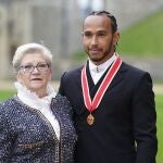 Lewis Hamilton, junto a su madre, Carmen, cuando fue nombrado caballero, Sir.