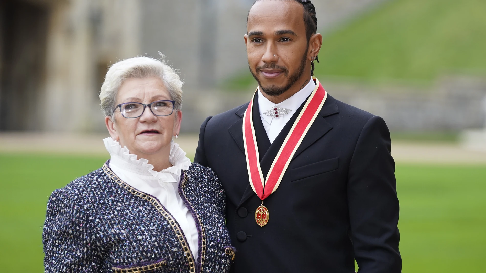 Lewis Hamilton, junto a su madre, Carmen, cuando fue nombrado caballero, Sir.