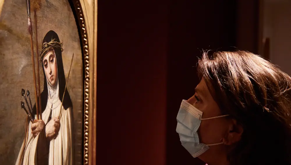 Una señora observa la 'Santa María Magdalena de Pazzi' de Alonso Cano en el Museo de Bellas Artes, presentado esta semana