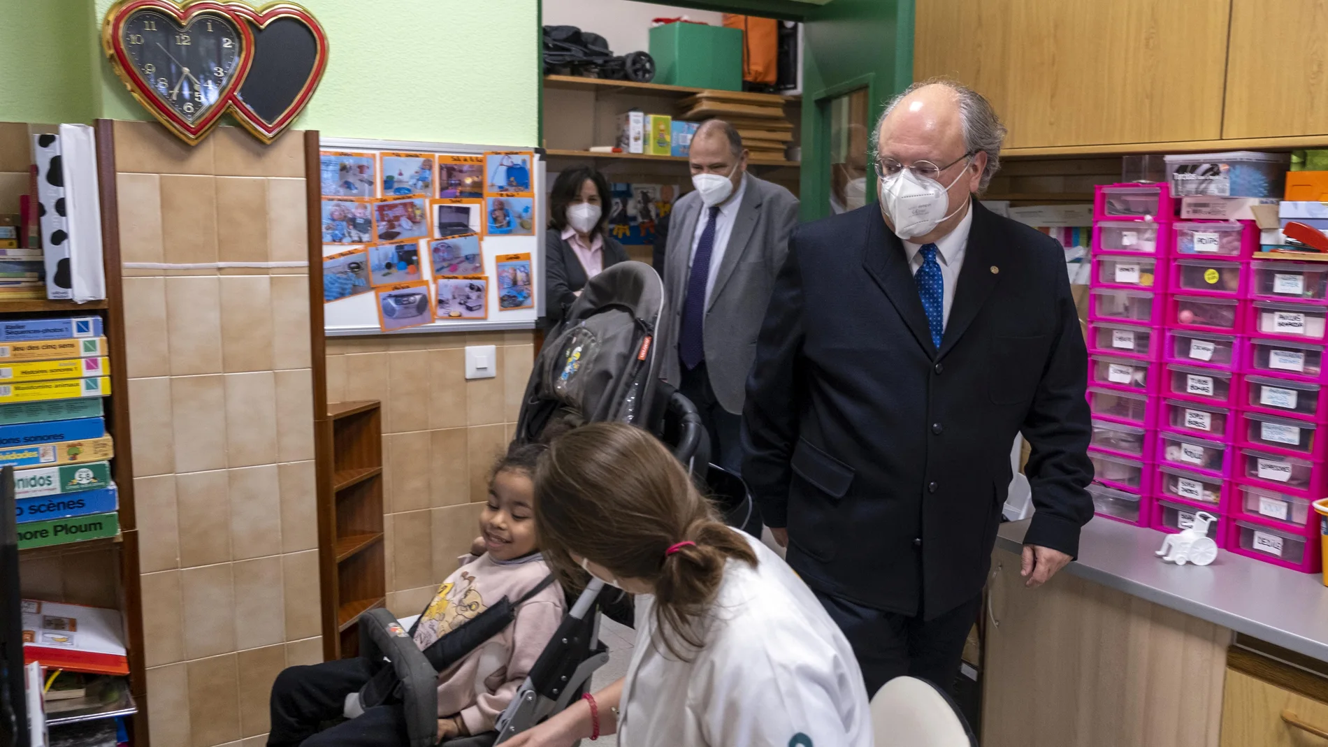 El presidente del Consejo Económico y Social de Castilla y León, Enrique Cabero, visita los centros de Aspace en Villamayor (Salamanca) para conocer de primera mano el trabajo que desempañan con las personas con parálisis cerebral y encefalopatías afines