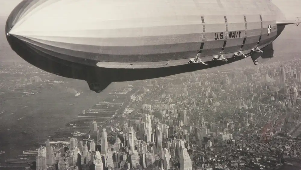 Un zepelín del ejército estadounidense sobrevolando la ciudad de Nueva York