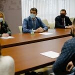 El consejero de la Presidencia en funciones, Ángel Ibáñez, mantiene un encuentro con los estudiantes que desarrollan sus prácticas en la Delegación Territorial de la Junta