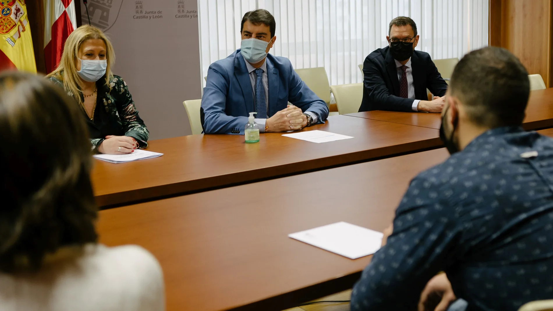 El consejero de la Presidencia en funciones, Ángel Ibáñez, mantiene un encuentro con los estudiantes que desarrollan sus prácticas en la Delegación Territorial de la Junta