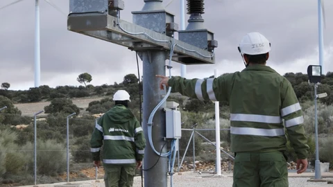 Trabajadores de i-DE en una subestación de Iberdrola