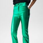 Pantalones verdes metalizados.