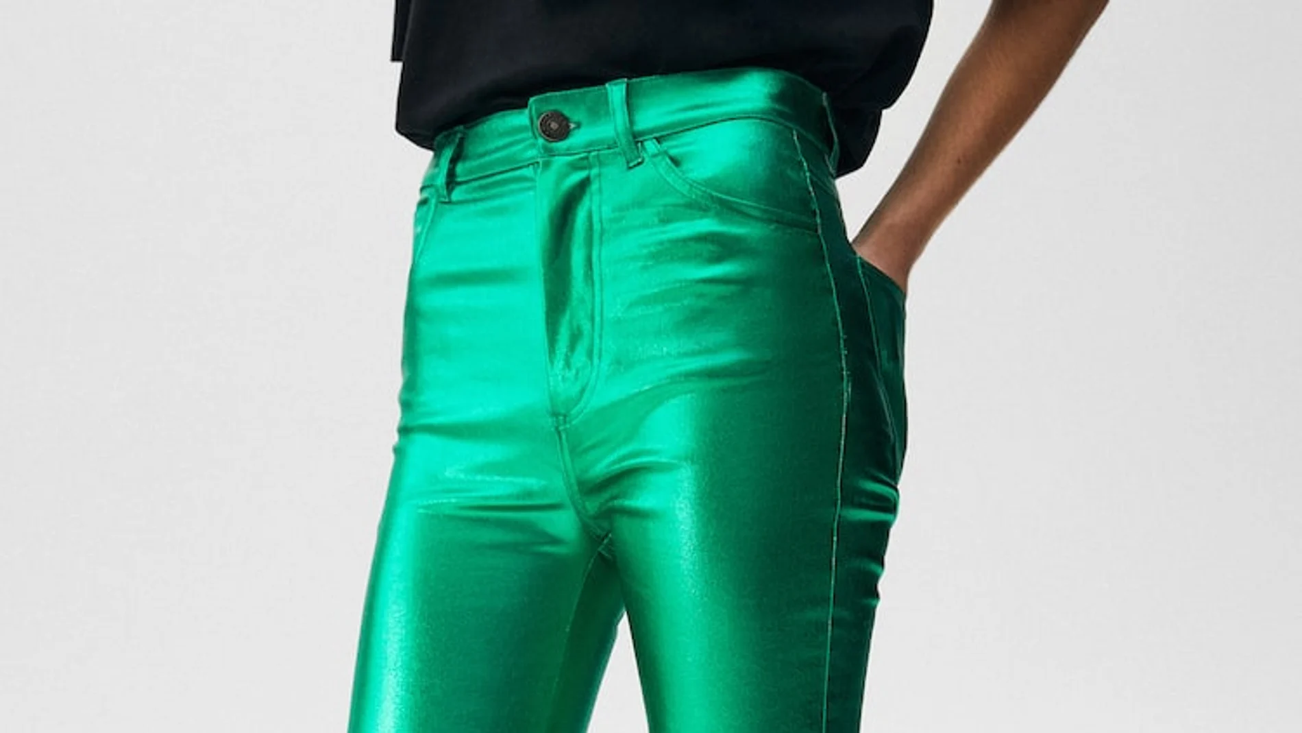 Pantalones verdes metalizados.