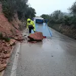 Un trabajador de la Diputación de Málaga trabaja en una de las carreteras afectadas por desprendimientos por las lluvias de la borrasca Celia