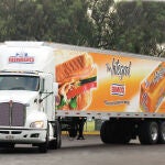 Fotografía de archivo fechada el 12 de febrero de 2016 que muestra un camión que transporta productos de la empresa Bimbo, en Ciudad de México (México)