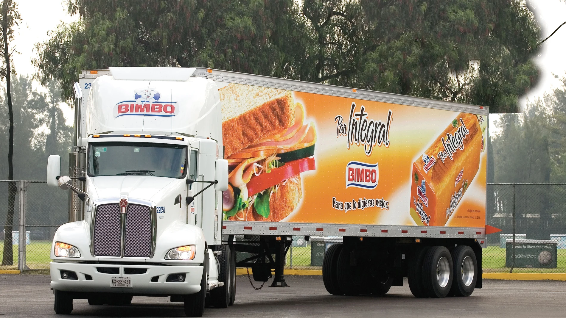 Fotografía de archivo fechada el 12 de febrero de 2016 que muestra un camión que transporta productos de la empresa Bimbo, en Ciudad de México (México)