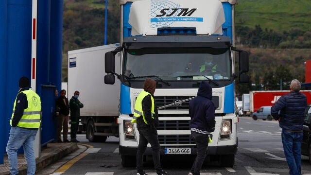 La Ertzaintza controla este lunes los accesos de camiones a Aparkabisa en Sestao (Vizcaya), donde un grupo de piquetes informa desde primera hora a los conductores sobre la llamada al paro indefinido