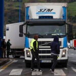 La Ertzaintza controla este lunes los accesos de camiones a Aparkabisa en Sestao (Vizcaya), donde un grupo de piquetes informa desde primera hora a los conductores sobre la llamada al paro indefinido