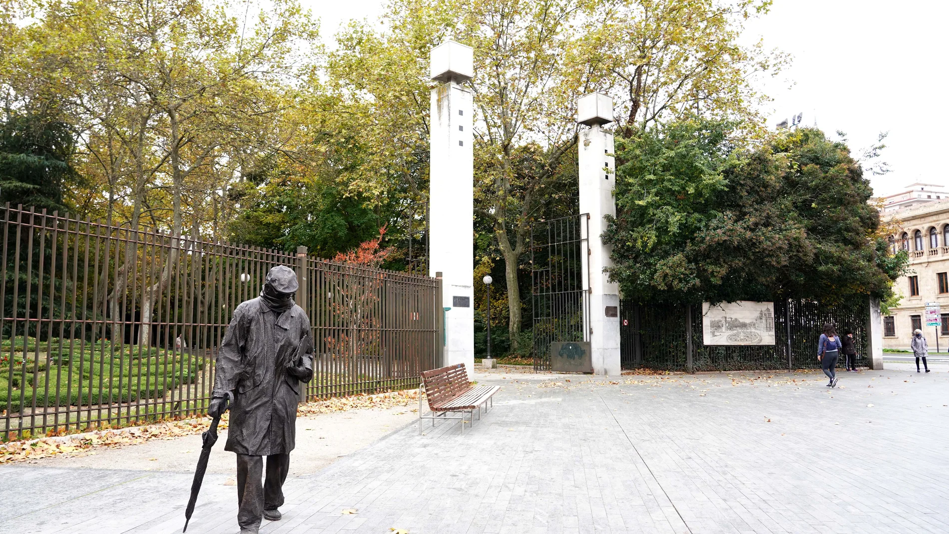 Escultura de Miguel Delibes junto al Campo Grande de Valladolid