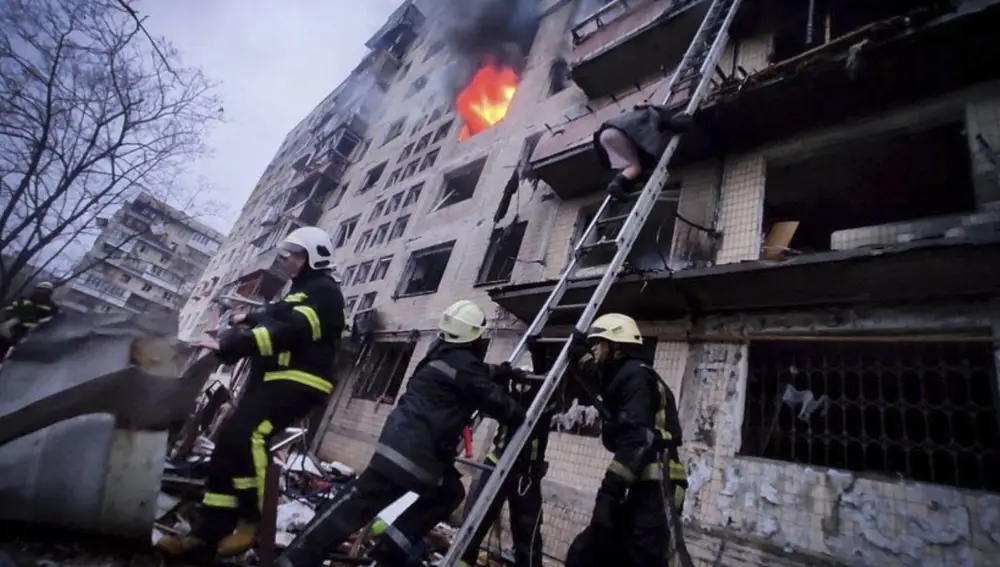 Los servicios de emergencias tratan de contener daños en la torre de viviendas atacada en Kiev