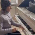 Irina Maniukina, de 48 años, llegó a su casa en Kiev, la cual había sido bombardeada, y decidió tocar por última vez una canción en su pian