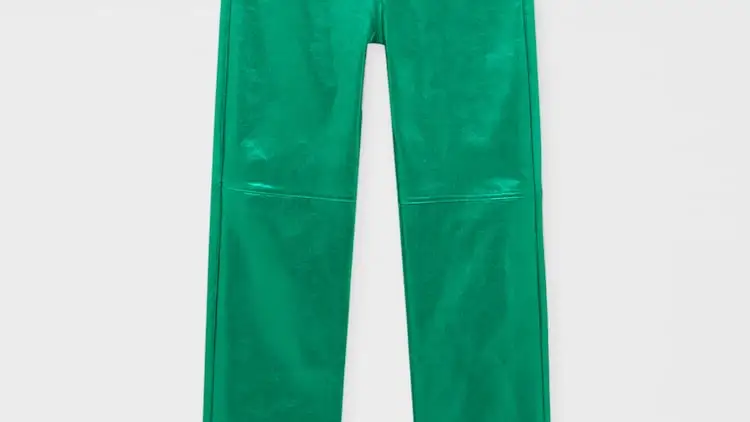 Pantalones verdes metalizados.