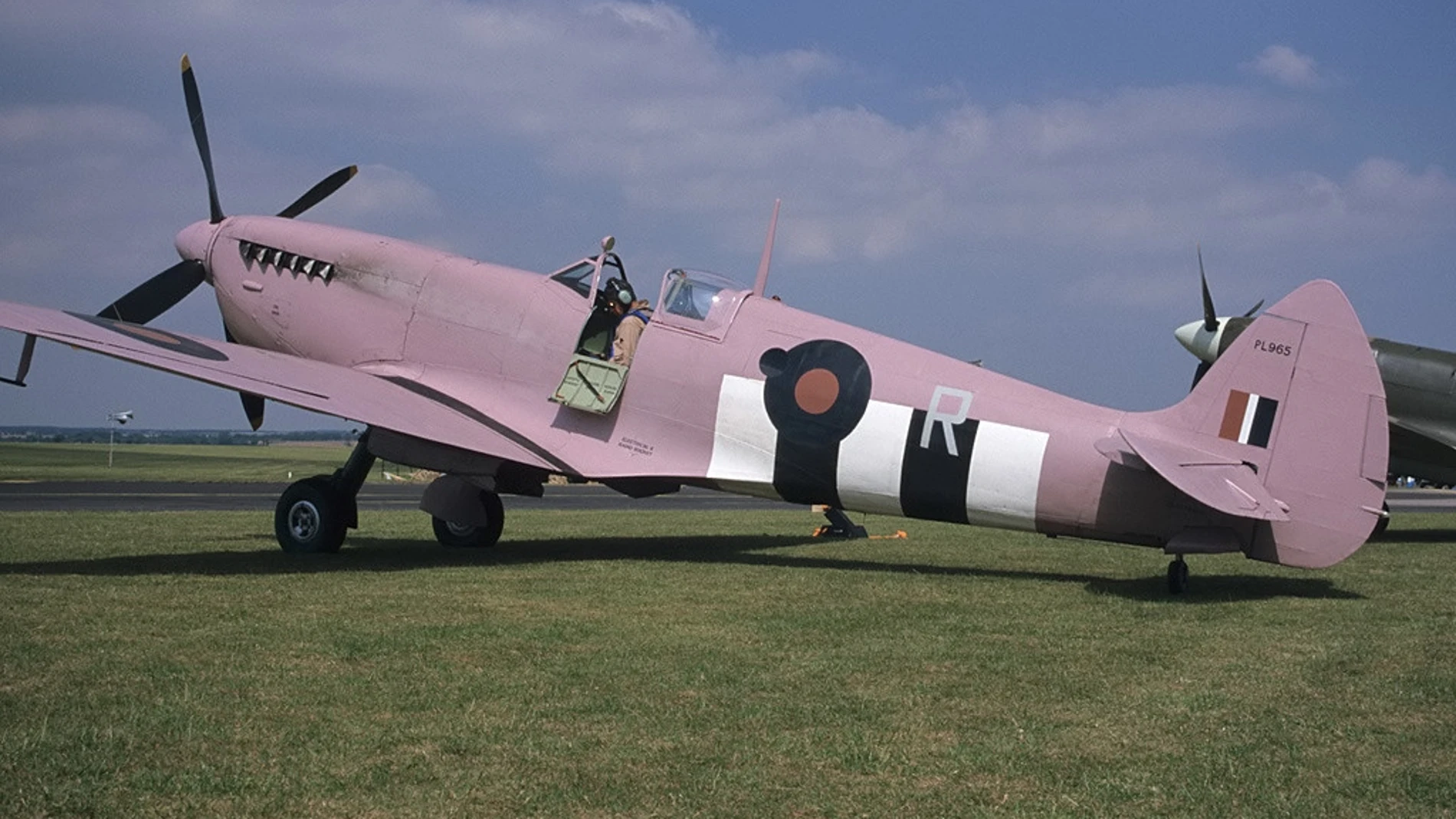 Caza monoplaza Spitfire pintado del color rosa mountbatten | Fuente: commons.wikimedia