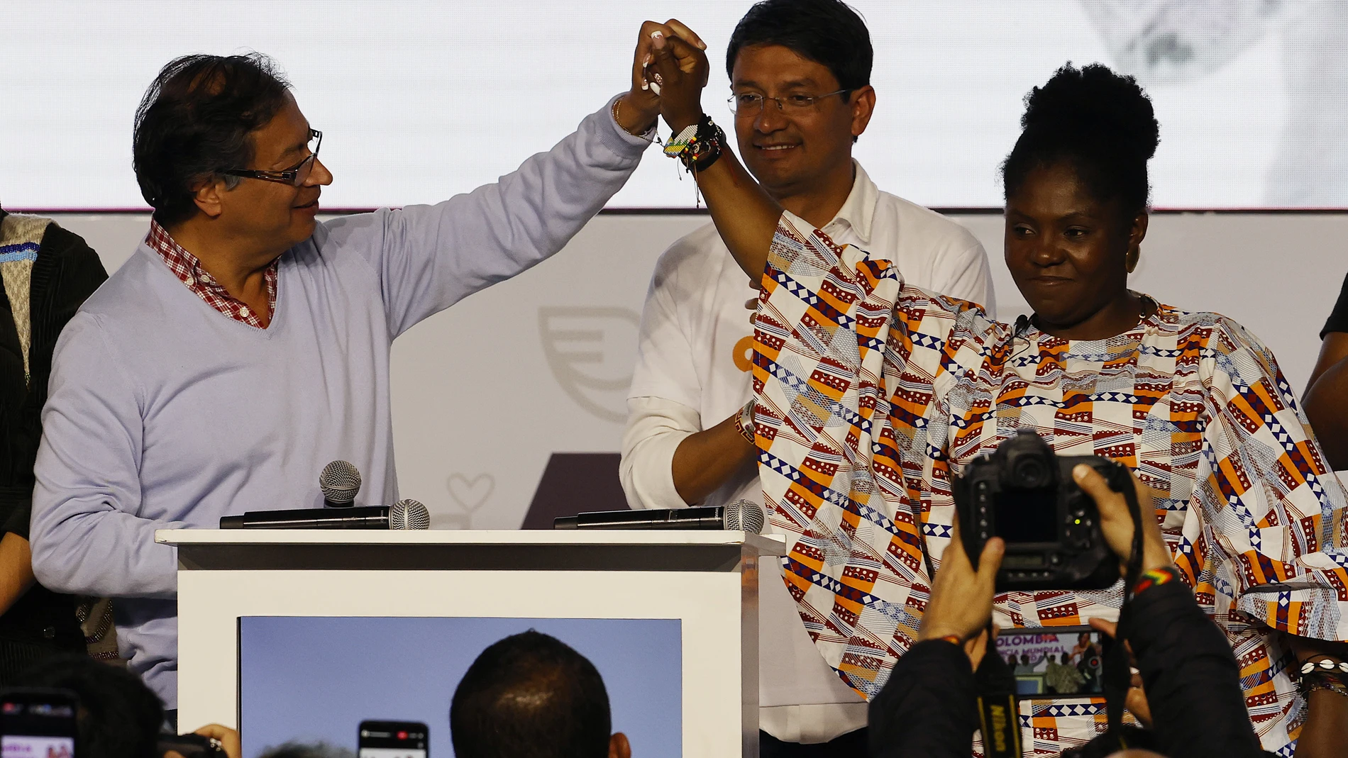 Gustavo Petro (i), candidato a la Presidencia de Colombia del Pacto Histórico, habla acompañado de los precandidatos derrotados de esa colectividad, Francia Márquez (d) y Camilo Romero (c),