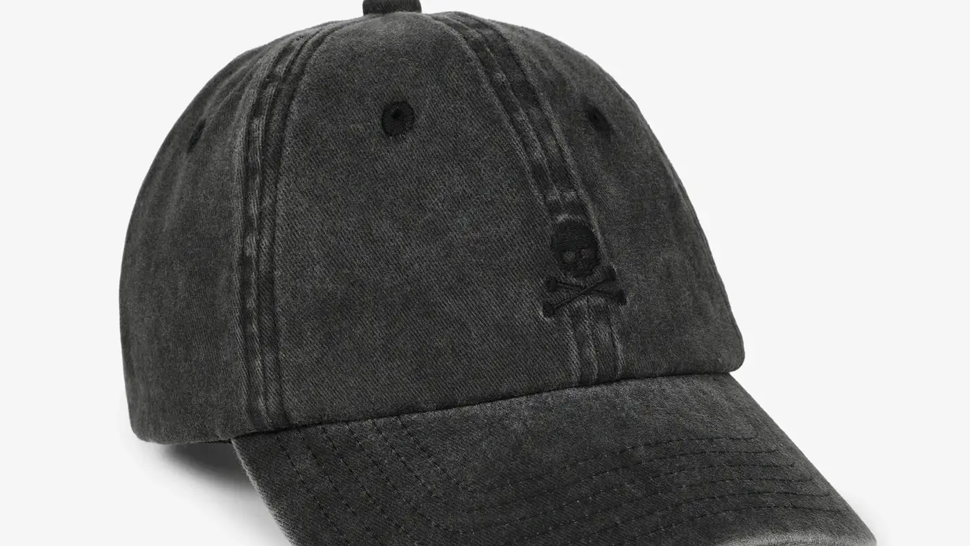 Gorra gris.