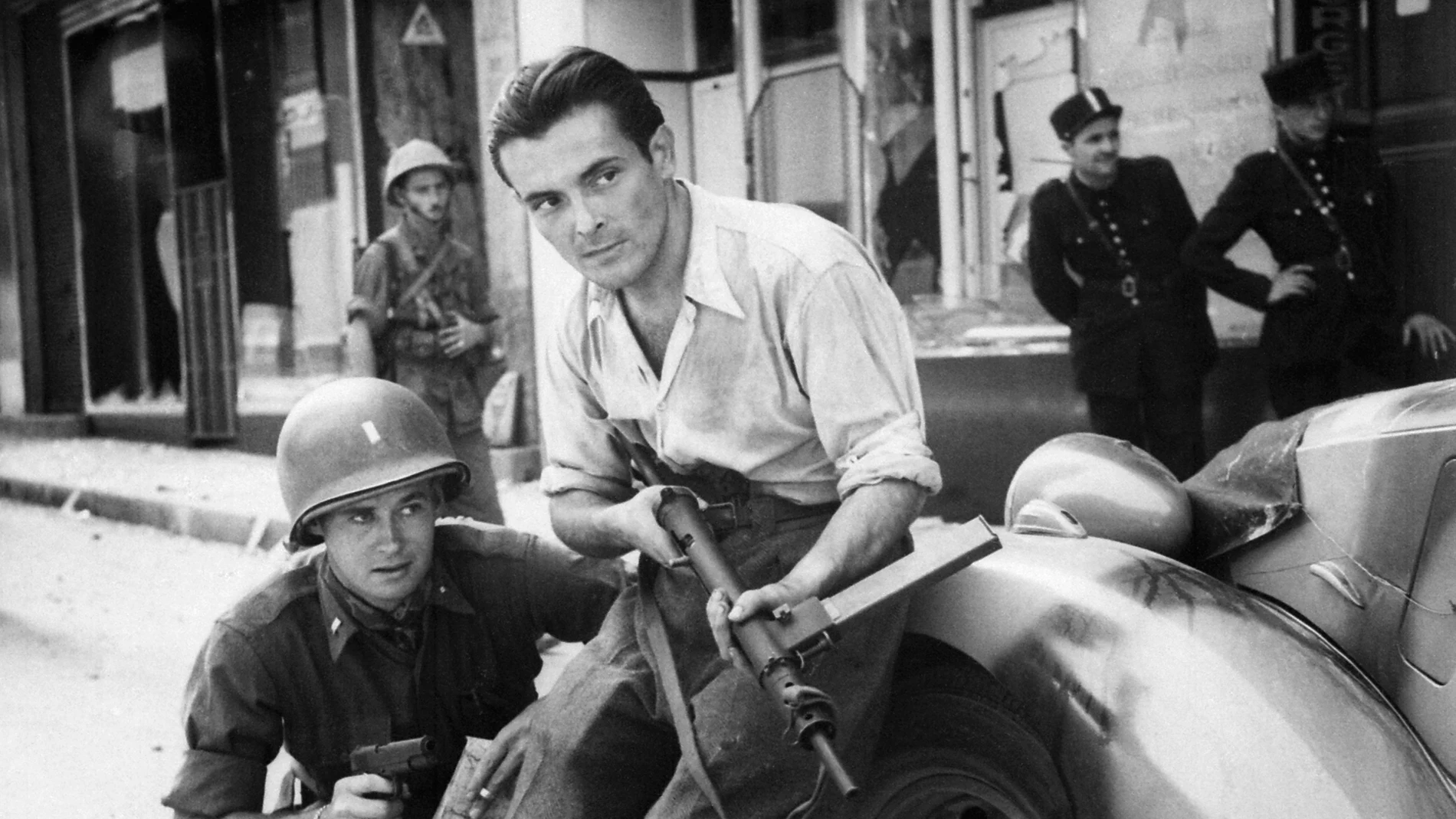 Un oficial estadounidense y un partisano galo durante una pelea callejera en el verano de 1944, en Francia