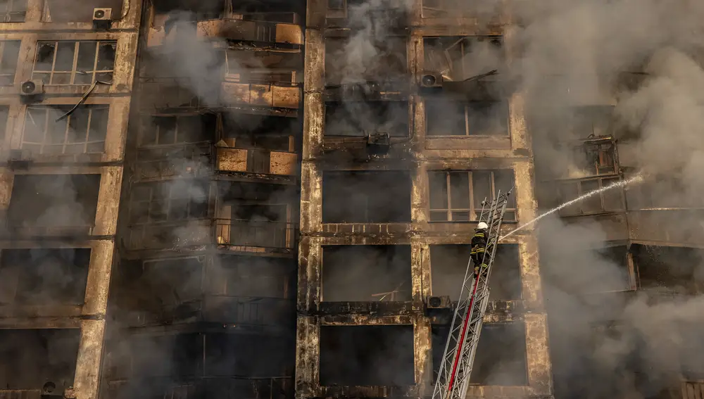 -FOTODELDIA- Kyiv (Ucrania), 15/03/2022.- Los bomberos tratan de apagar el fuego declarado en un edificio de Kyiv, Ucrania este martes tras el bombardeo de la aviación rusa. EFE/ Roman Pilipey
