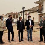 El director de Administración Local de la Junta, Héctor Palencia, junto con el alcalde de Arévalo, Francisco León Gómez, el presidente de la Diputación provincial, Carlos García, y el delegado Territorial, José Luis Valverde, visitan la urbanización de la plaza de San Pedro de Arévalo (Ávila)