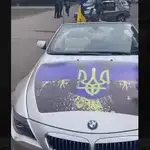  Resistentes ucranianos instalan una ametralladora en un BMW descapotable para hacer frente a los rusos