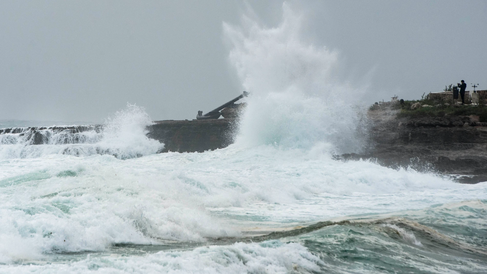 Grandes olas formadas en Punta Prima, Menorca.