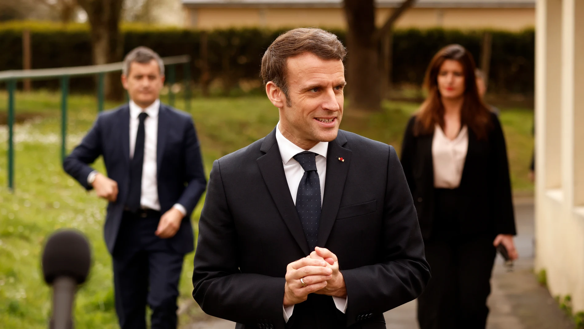 El presidente francés, Emmanuel Macron, asiste a una conferencia de prensa durante una visita a un centro para refugiados de Ucrania, en La Pommeraye, cerca de Mauges-sur-Loire, Francia, el 15 de marzo de 2022. EFE/EPA/YOAN VALAT / POOL