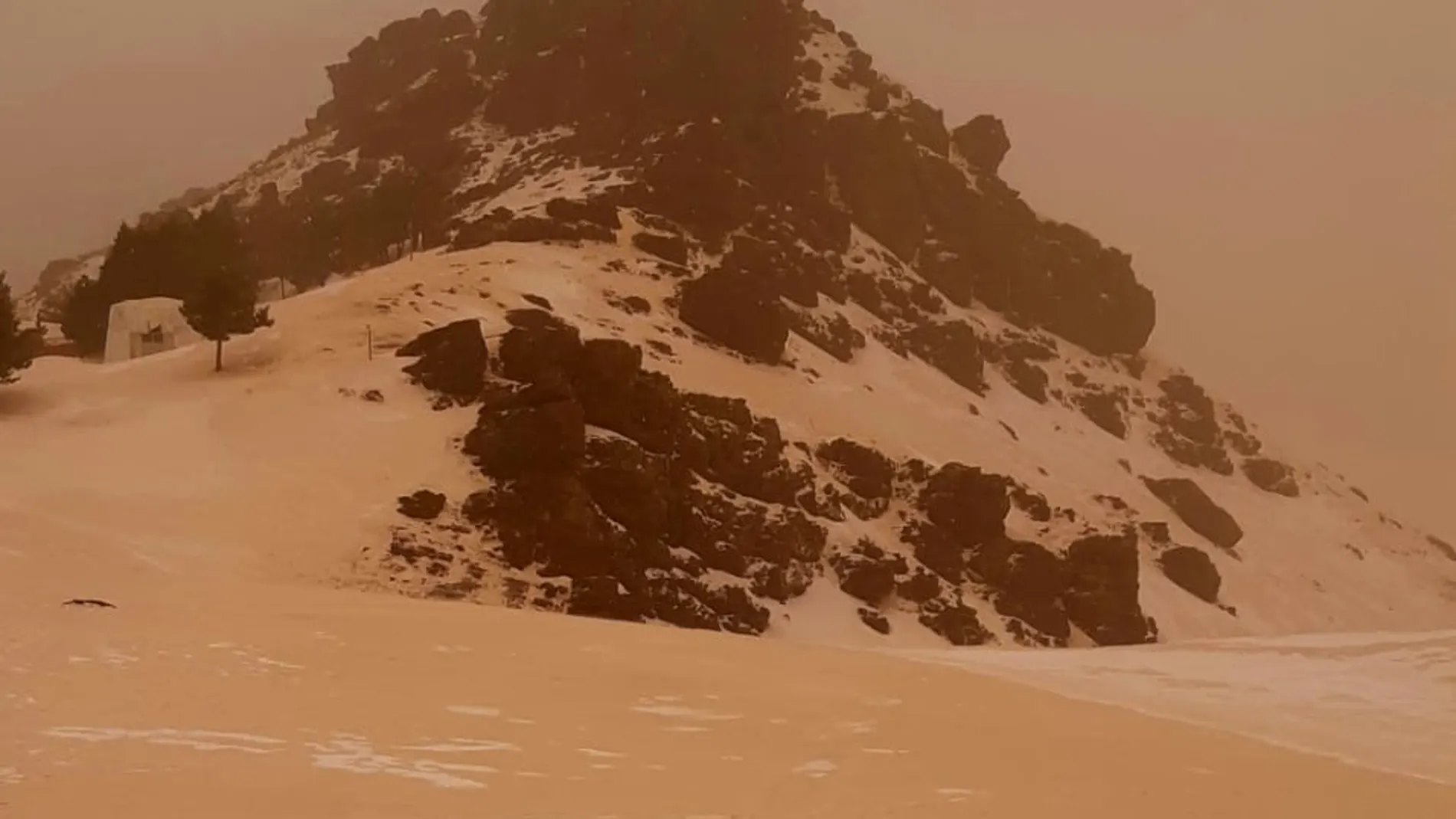Imagen de una parte de la estación de esquí de Sierra Nevada bajo la intensa calima debido al polvo procedente del desierto del Sáhara. EFE/Gonzalo Muñoz