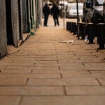 La acera de una calle cubierta de polvo sahariano, a 15 de marzo de 2022, en Madrid.