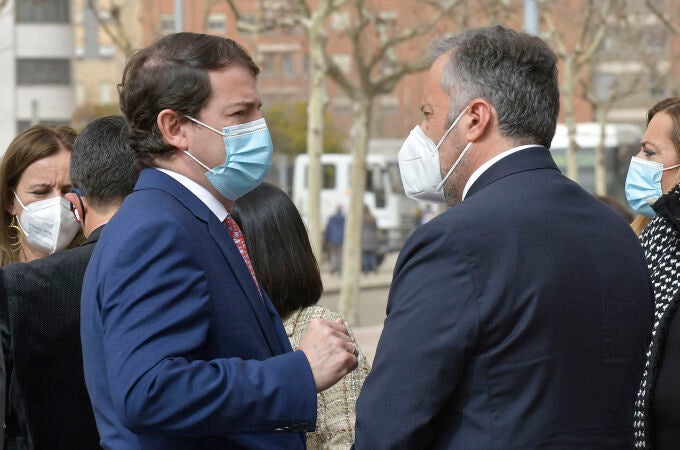 El presidente de Castilla y León, Alfonso Fernández Mañueco, conversa con el presidente de las Cortes Carlos Pollán, durante el pasado acto oficial por el Día Mundial de las Enfermedades Raras