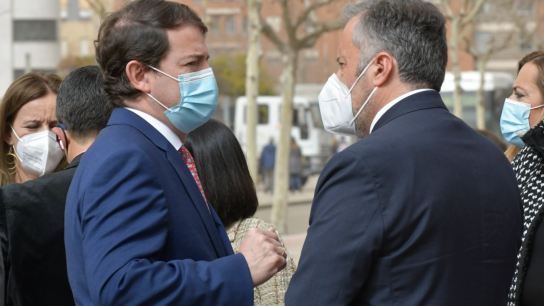 El presidente de Castilla y León, Alfonso Fernández Mañueco, conversa con el presidente de las Cortes Carlos Pollán, durante el pasado acto oficial por el Día Mundial de las Enfermedades Raras