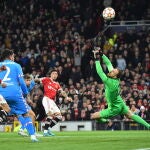 Una de las buenas paradas de Oblak en Old Trafford