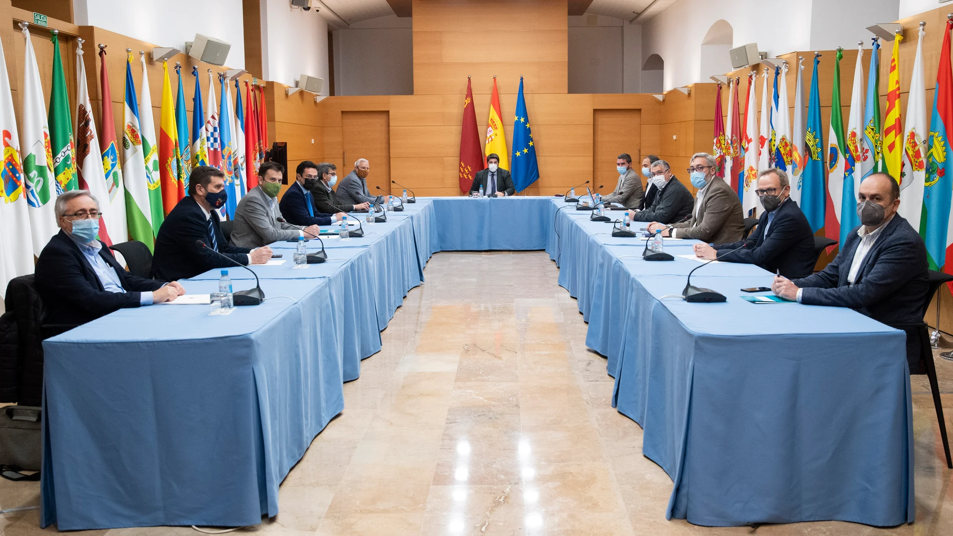 El jefe del Ejecutivo regional, Fernando López Miras, presidió en la tarde de hoy la primera reunión del Comité de Seguimiento del Mar Menor.