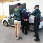 Traslado de uno de los 5 jóvenes detenidos el pasado 15 de marzo por el presunto robo en varios cortijos y viviendas aisladas de Jaén | Fuente: Guardia Civil