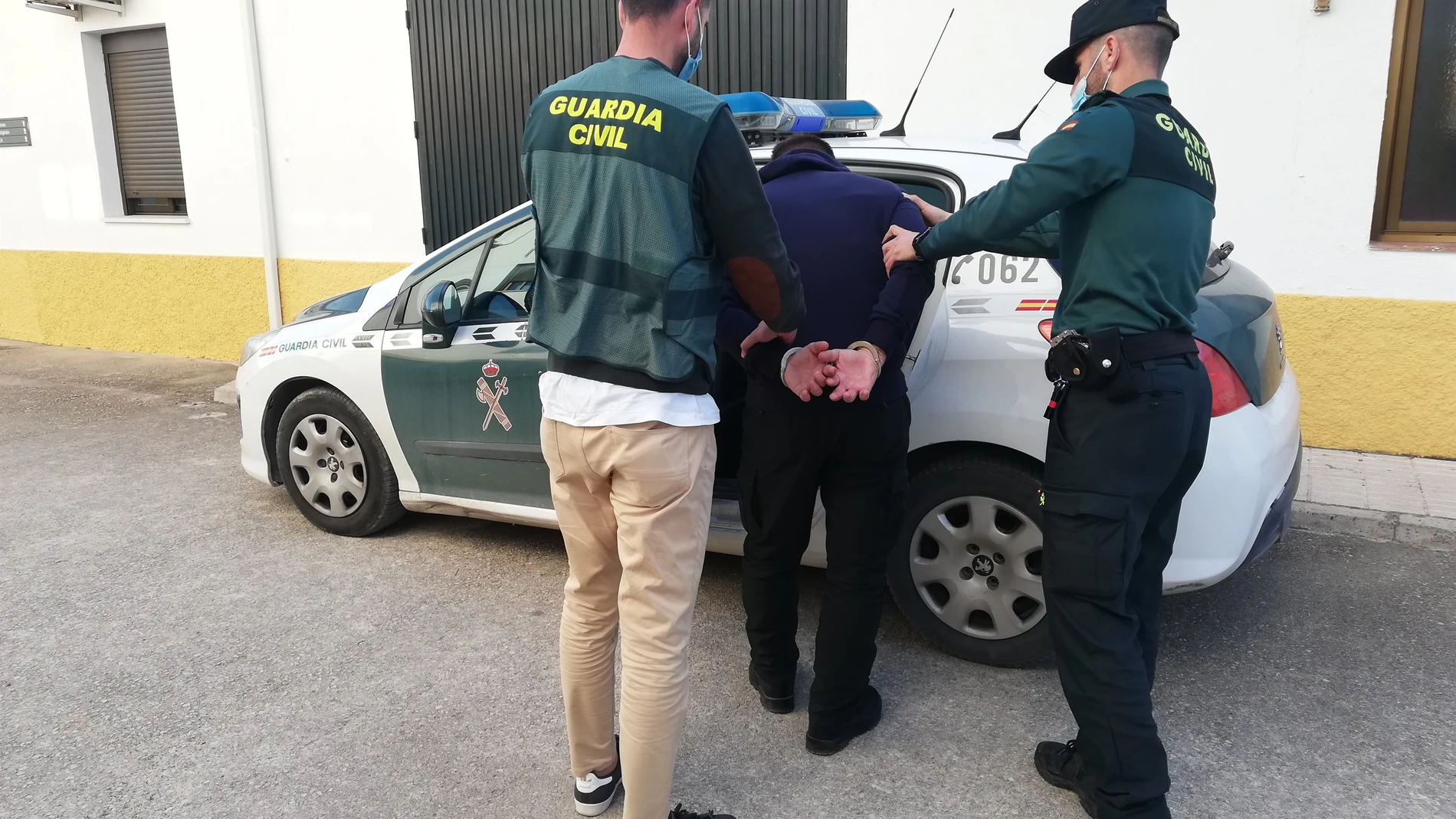 Traslado de uno de los 5 jóvenes detenidos el pasado 15 de marzo por el presunto robo en varios cortijos y viviendas aisladas de Jaén | Fuente: Guardia Civil
