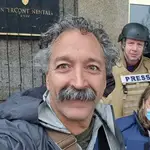 Zakrzewski estaba informando junto a otro periodista de Fox News, Benjamin Hall, el lunes cuando fueron atacados cerca de la capital, Kiev