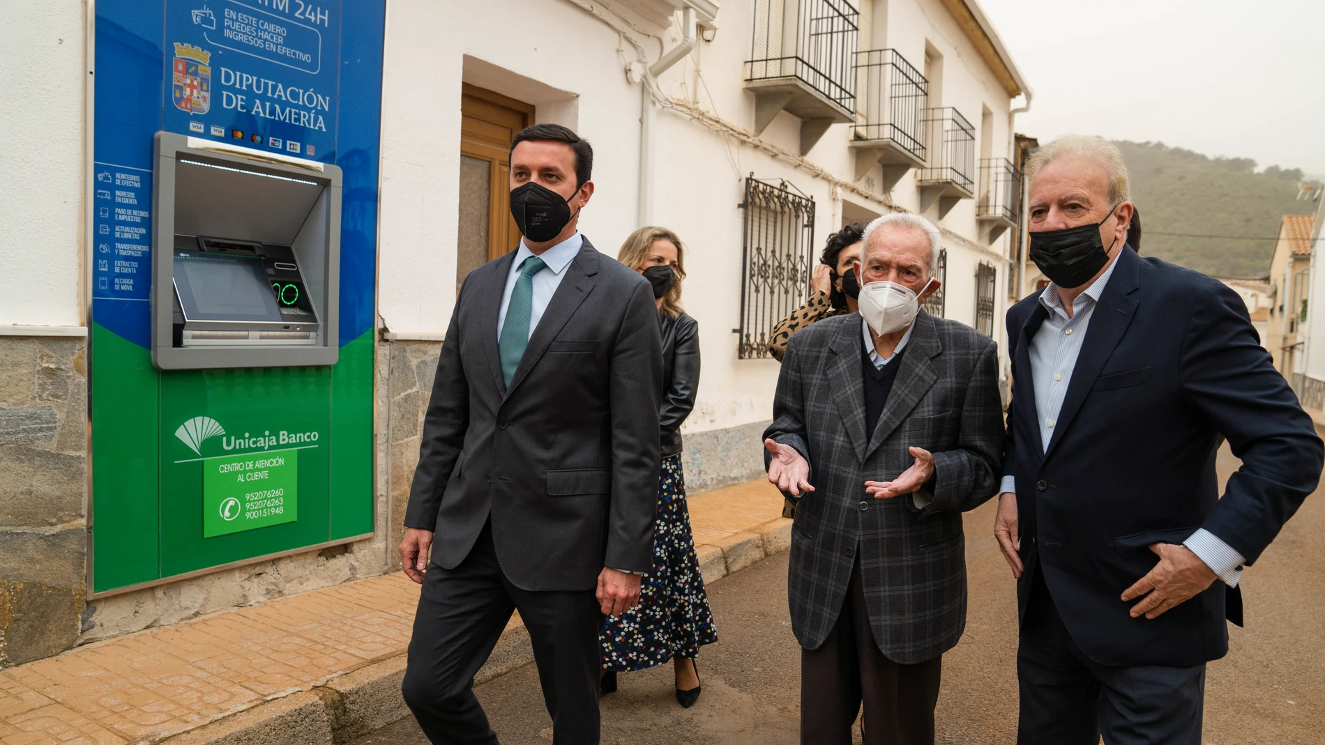 El presidente de la Diputación de Almería, el alcalde de Chercos y el director de Next Educación.