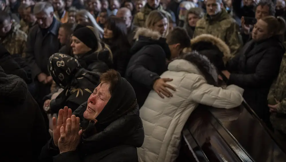 Familiares y amigos asisten a un funeral de cuatro de los militares ucranianos que murieron durante un ataque aéreo en una base militar en Yarokiv