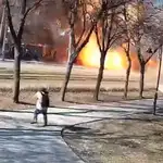 El momento en que un misil explota en plena calle en Kiev cerca de un vecino
