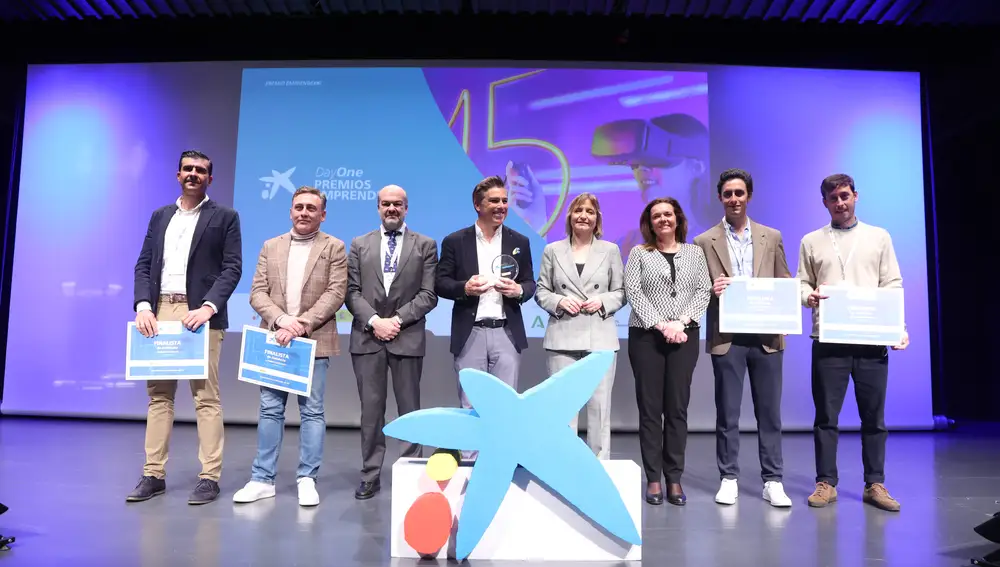 El ganador, Jose Fuertes, CEO de OWO Game, acompañado de Maria Jesús Catalá, directora territorial de CaixaBank en Andalucía Occidental y Extremadura; Ana Díez Fontana, directora ejecutiva de Negocios y Emprendedores de CaixaBank; Pedro Da Silva, director económico-financiero de ENISA; junto con el resto de finalistas