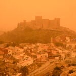 Imagen de la Alcazaba de Almería con el cielo cubierto con la intensa calima debido al polvo procedente del desierto del Sáhara que ha penetrado en la Península y Baleares | Fuente: EFE/Carlos Barba